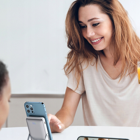 MCDODO INDUKTIVE POWERBANK FÜR MAGSAFE 13 14 15 KABELLOSER STAND 10000